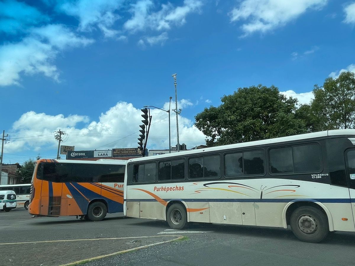 Choferes de autobuses piden seguridad, ante agresiones de normalistas