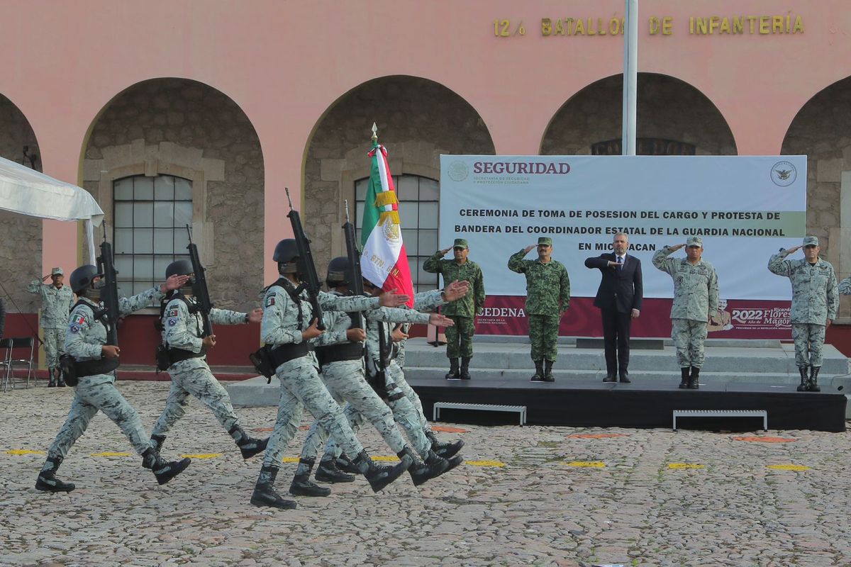 Asiste Bedolla a toma de protesta de nuevo coordinador estatal de la GN