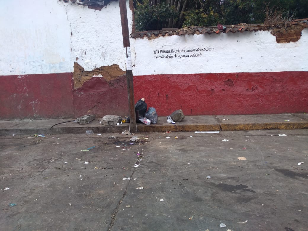 Basura afuera del Panteón Municipal