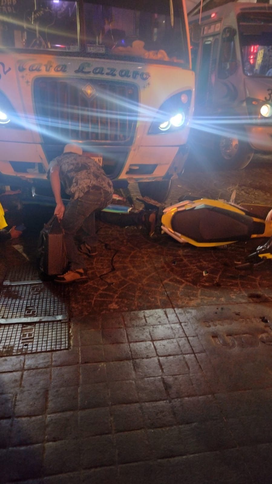 Choque de camión urbano y moto deja una mujer muerta y otra herida