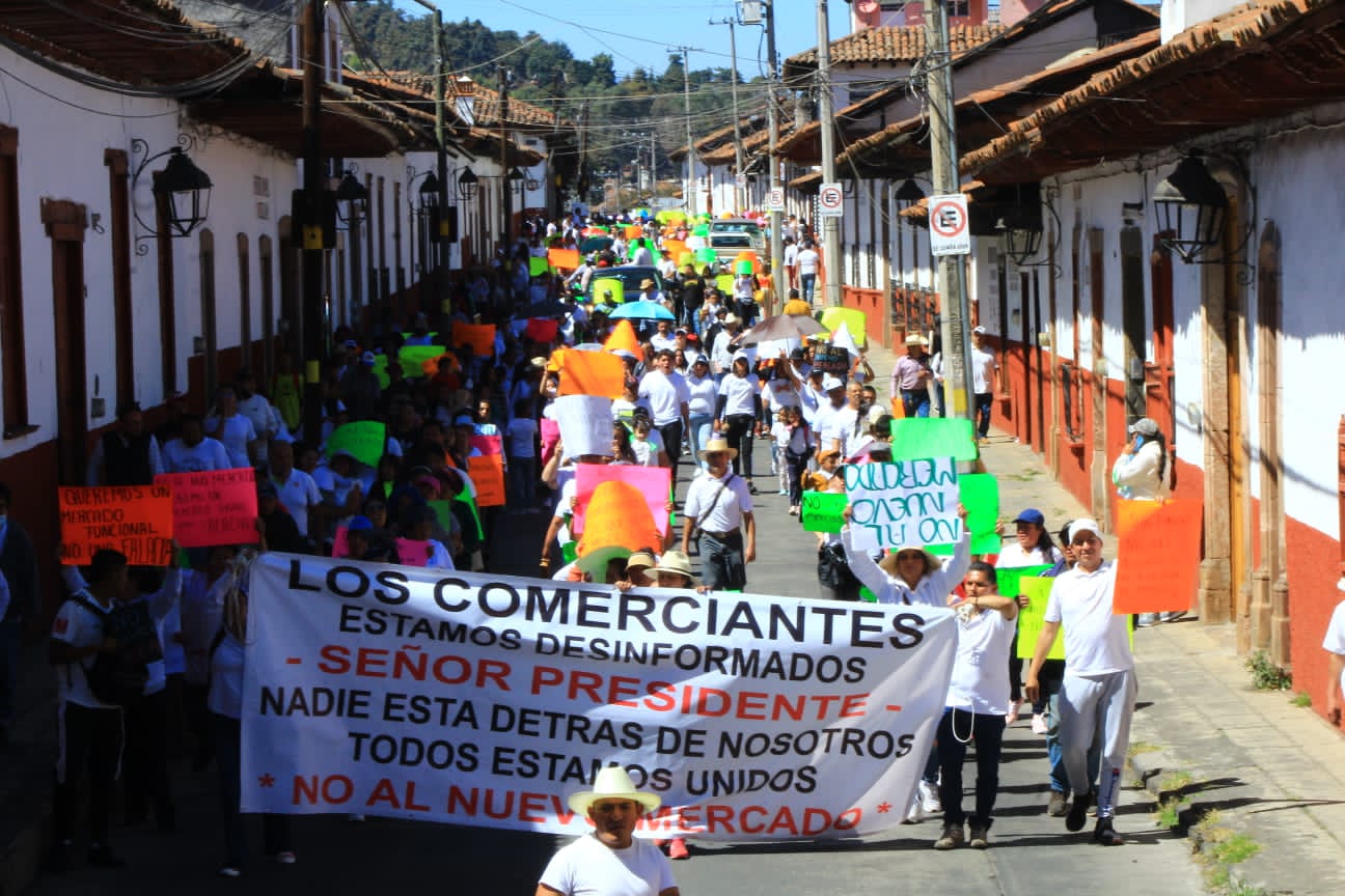 Con marcha y cierre de puestos, comerciantes del mercado se manifestaron