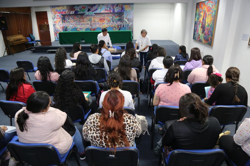 Entrega SEE órdenes de adscripción a maestros que van a comunidades