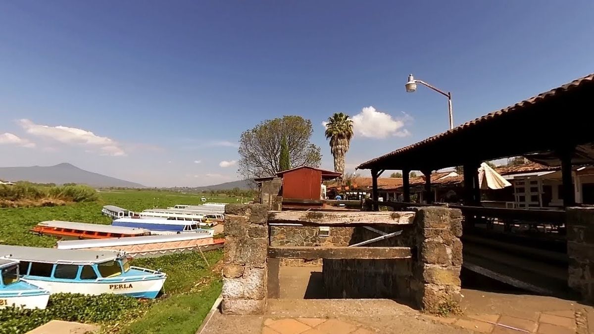 Rescatan a mujer que cayó al Lago de Pátzcuaro