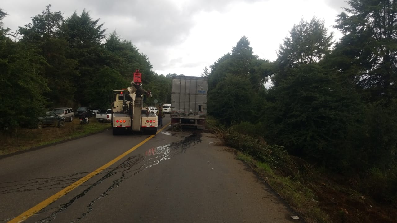 Tráiler se sale de la carretera