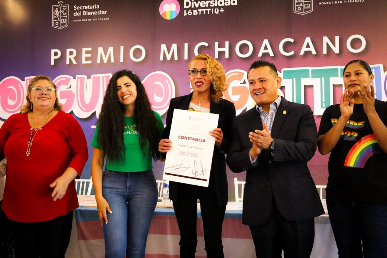 Entregan por primera vez el Premio Michoacano al Orgullo LGBTTTIQ+