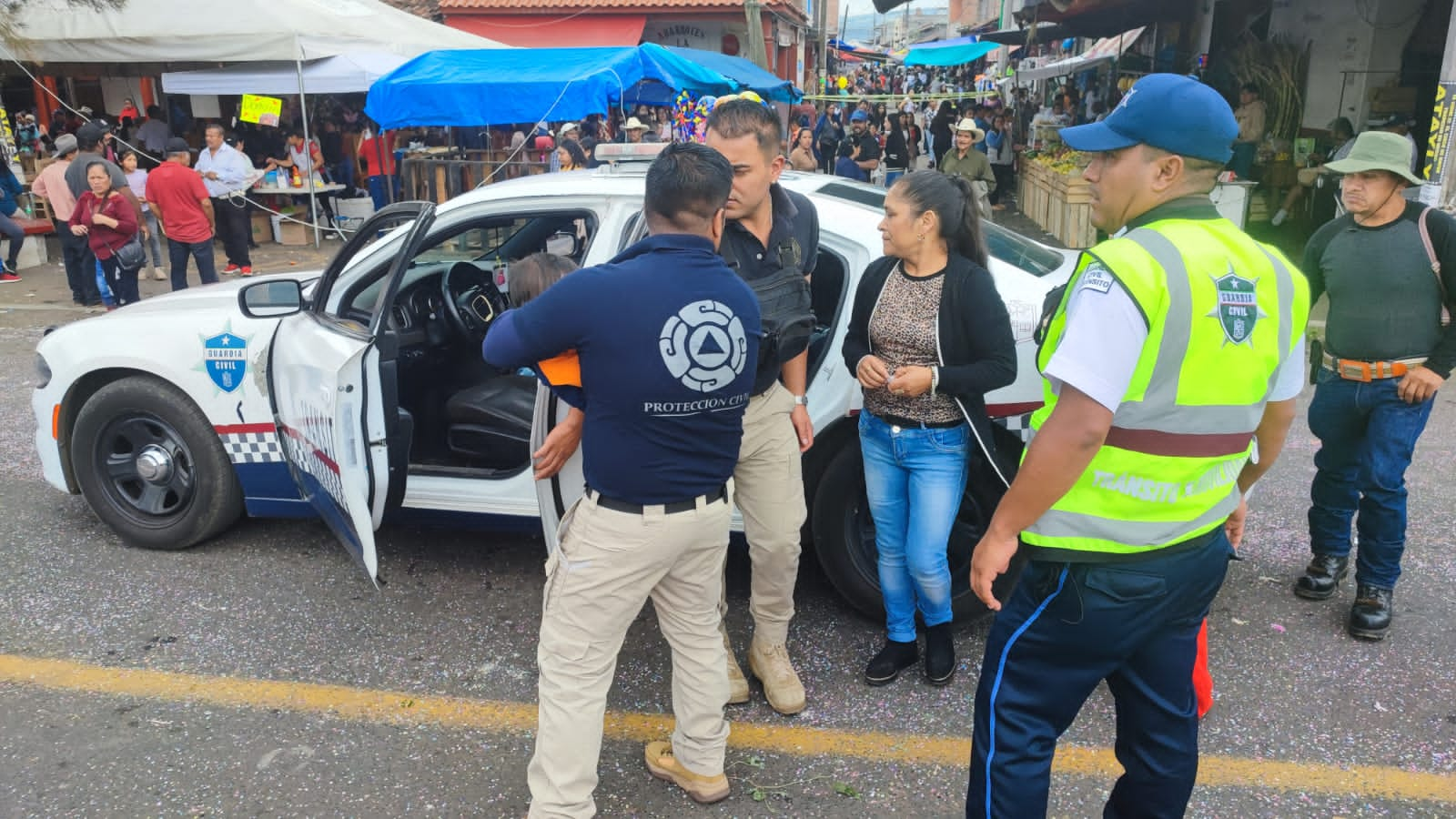 Agentes de Tránsito Estatal salvan a niño con signos de atragantamiento, en Opopeo