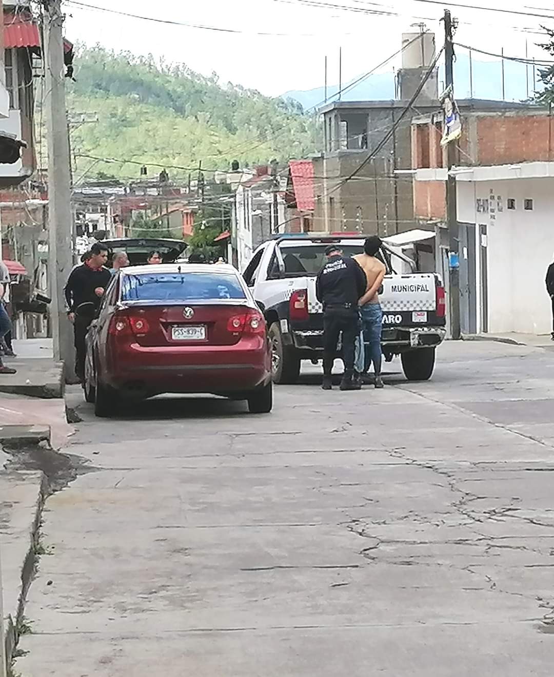 En Pátzcuaro detienen a hombre por agredir a mujer, portaba armas de fuego