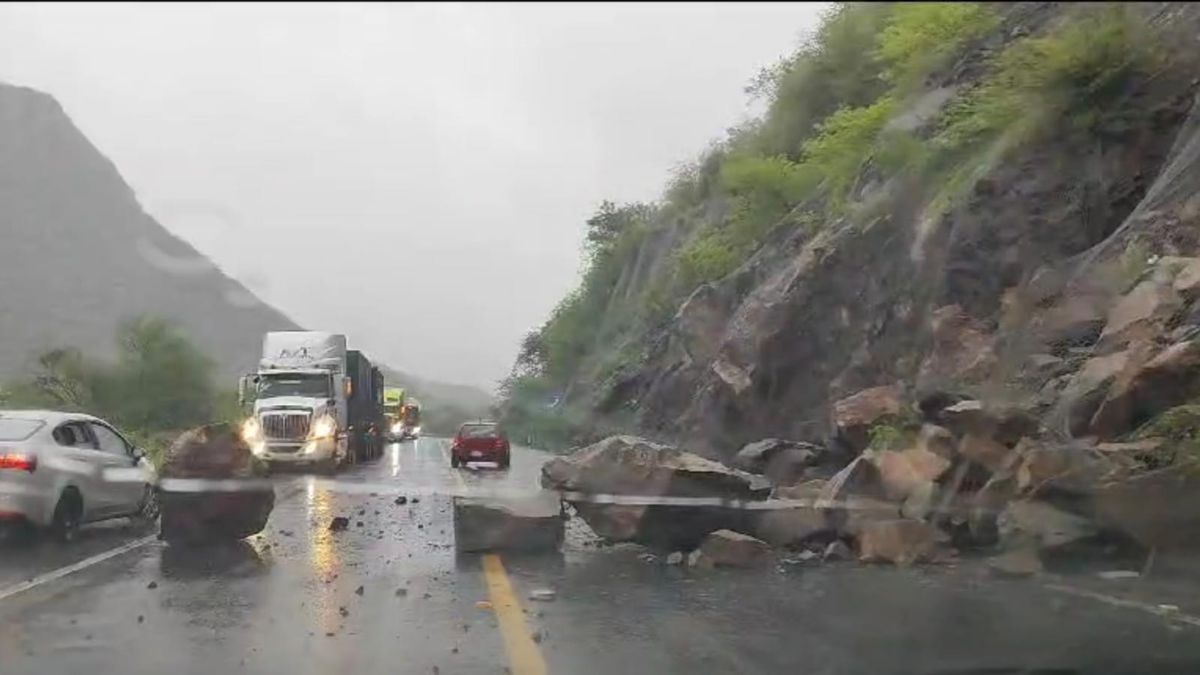 Se reportan deslaves sobre la autopista Siglo XXI a consecuencia de las lluvias