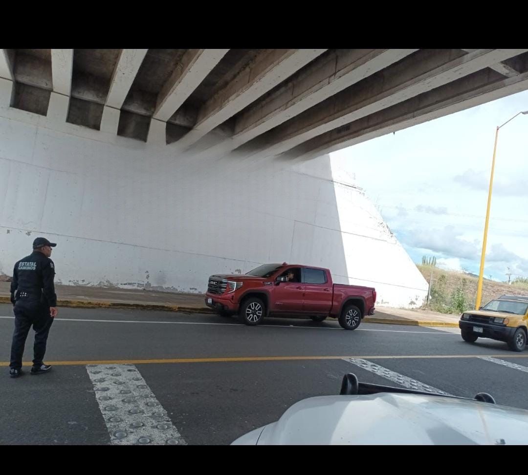 Asaltan a Presidente Municipal en Autopista Siglo XXI