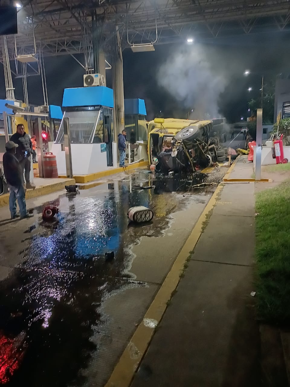 Camión sin frenos se estrella contra la caseta de peaje en la autopista de Occidente