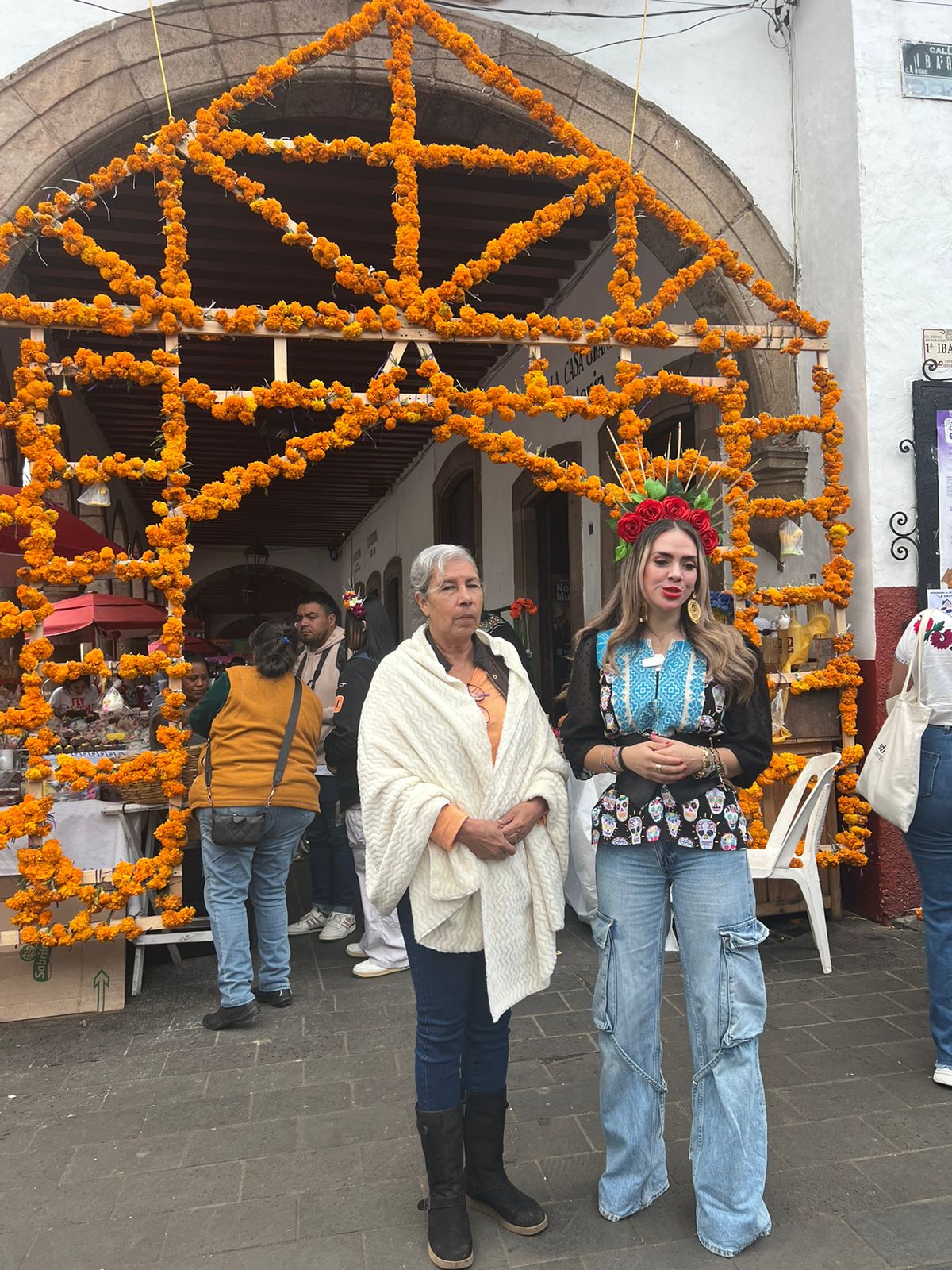 Samanta Flores Adame inaugura arcos de bienvenida al portal de las Calaveritas de Azúcar