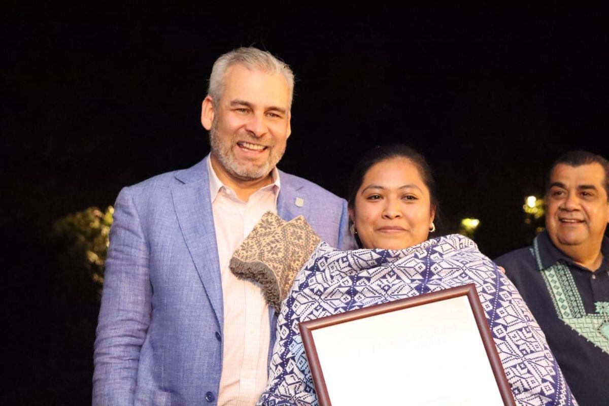 Bedolla premia las "manos mágicas" de los artesanos michoacanos