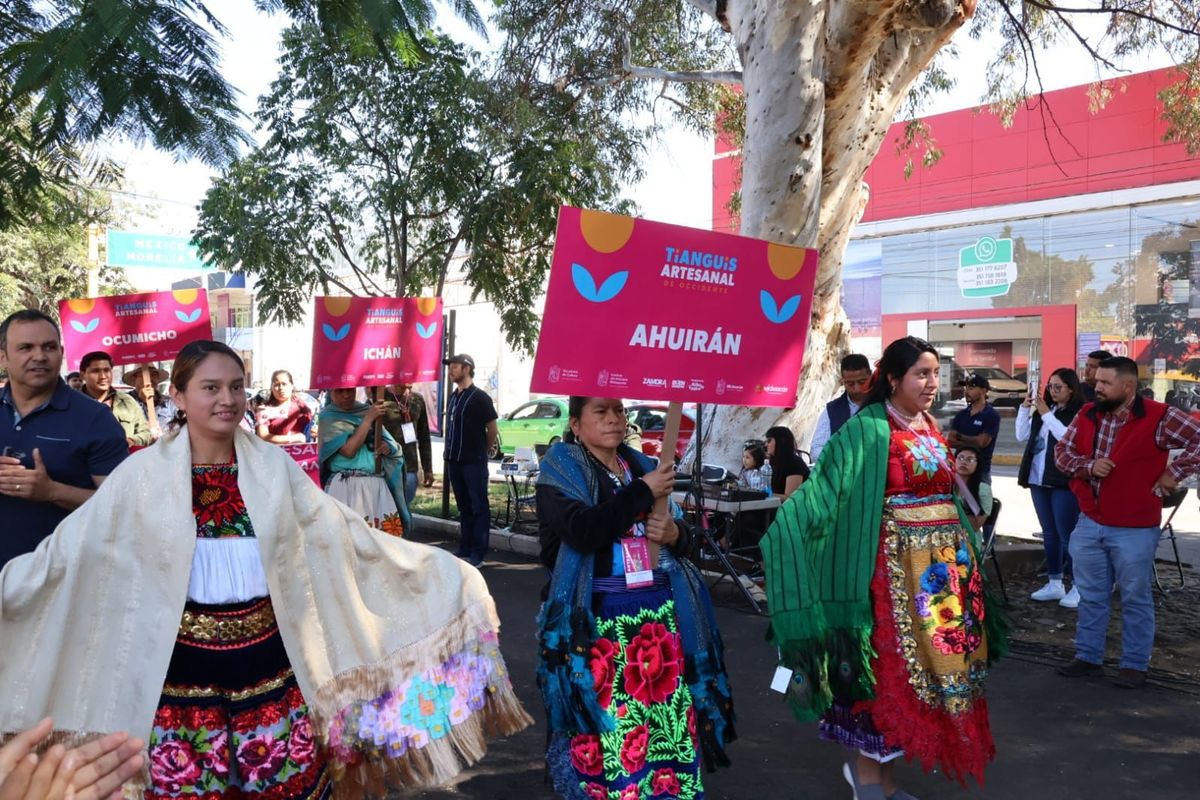 Desfilan más de 500 artesanas en el Tianguis de Occidente, en Zamora