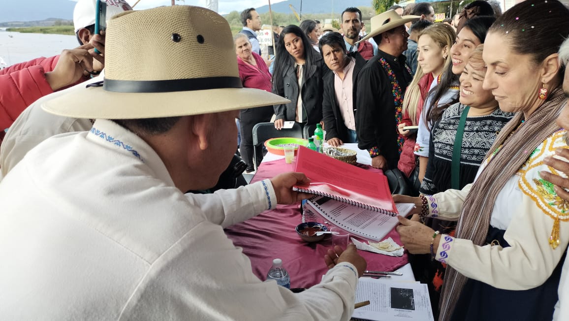 Claudia Sheinbaum se compromete al rescate del Lago de Pátzcuaro