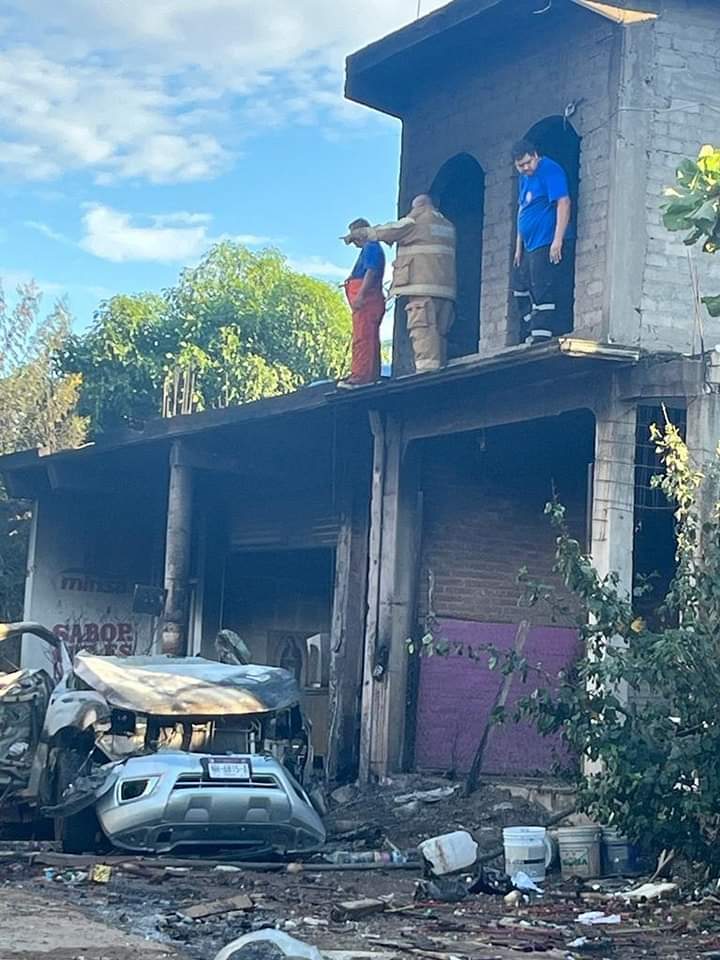 Explota camioneta con pirotecnia en Lázaro Cárdenas, dos mujeres perdió la vida