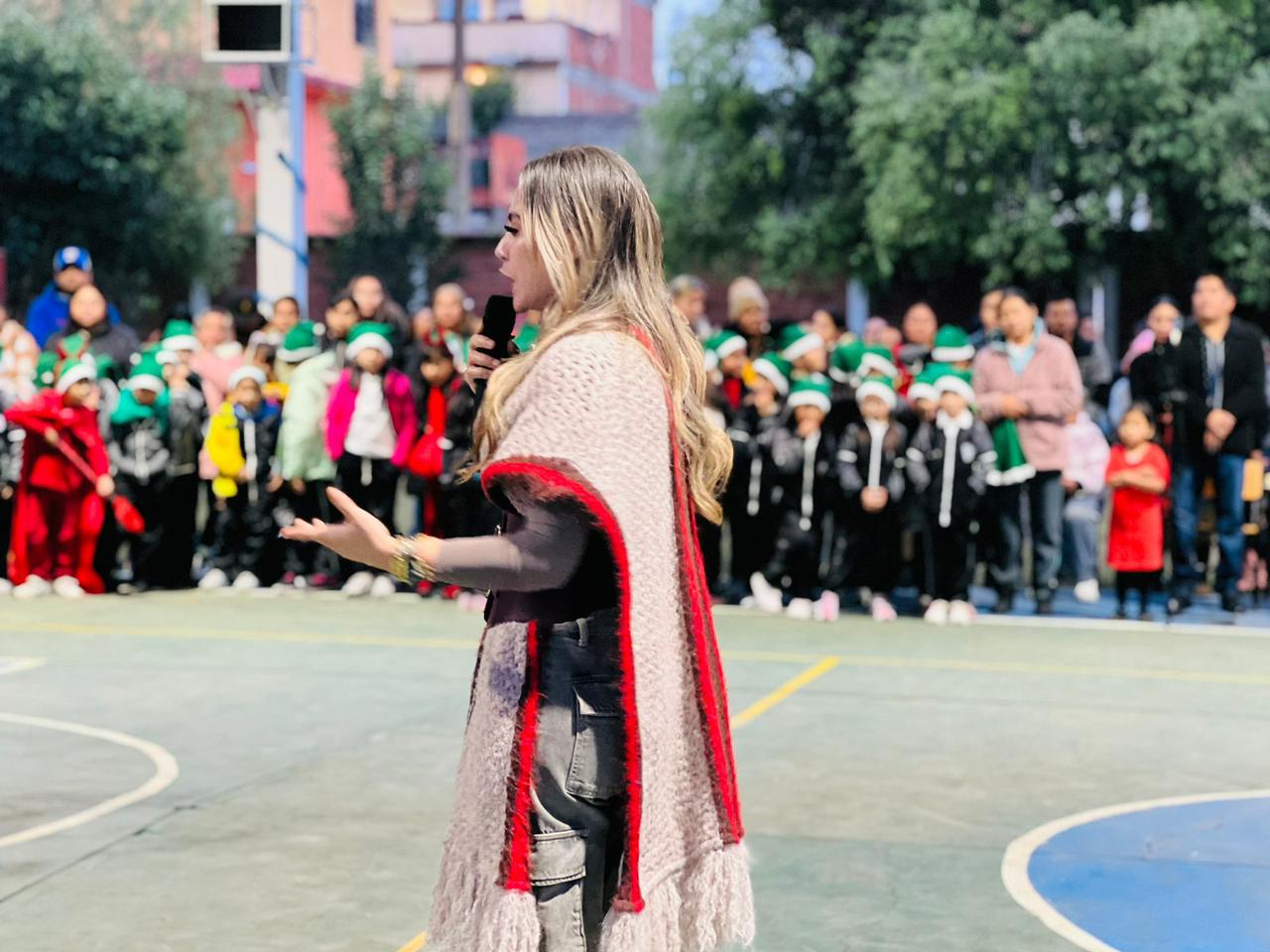 Samanta Flores cumple inaugurando aula durante posada navideña de la Primaria Itzihuapa