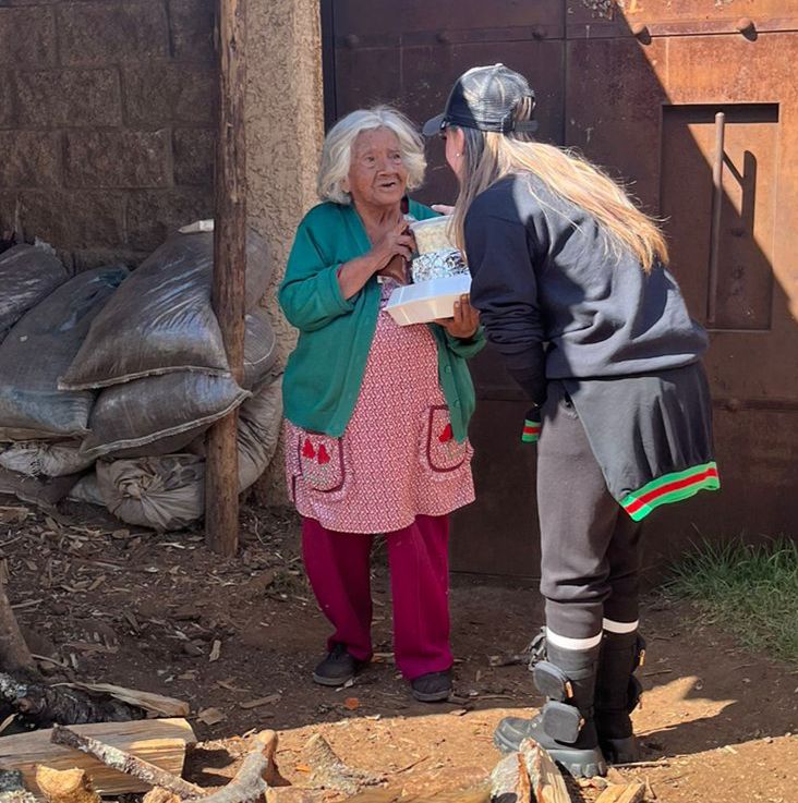 Llega en Navidad Samanta Flores a cientos de hogares con ricas cenas por tercer año consecutivo