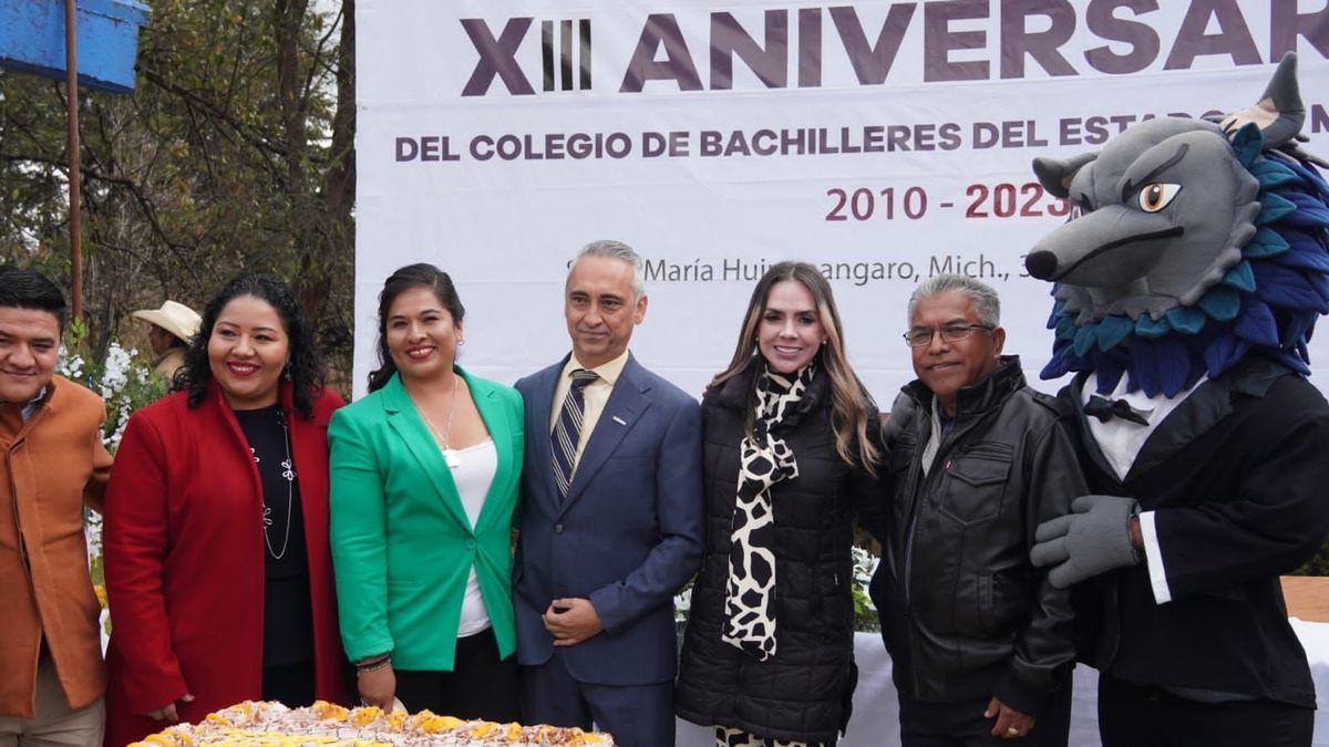 Samanta Flores presente como invitada especial en aniversario del COBAEM Huiramangaro