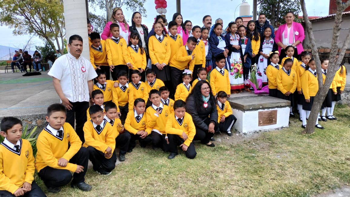 Alumnos de la escuela primaria de Tzentzénguaro, entierran su primera cápsula del tiempo