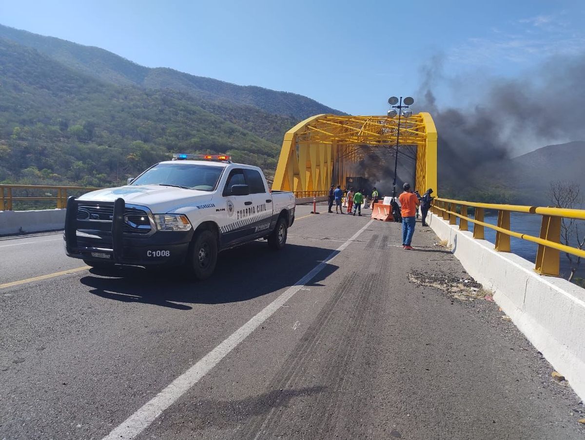 Choque con incendio en la Autopista Siglo XXI deja dos fallecidos