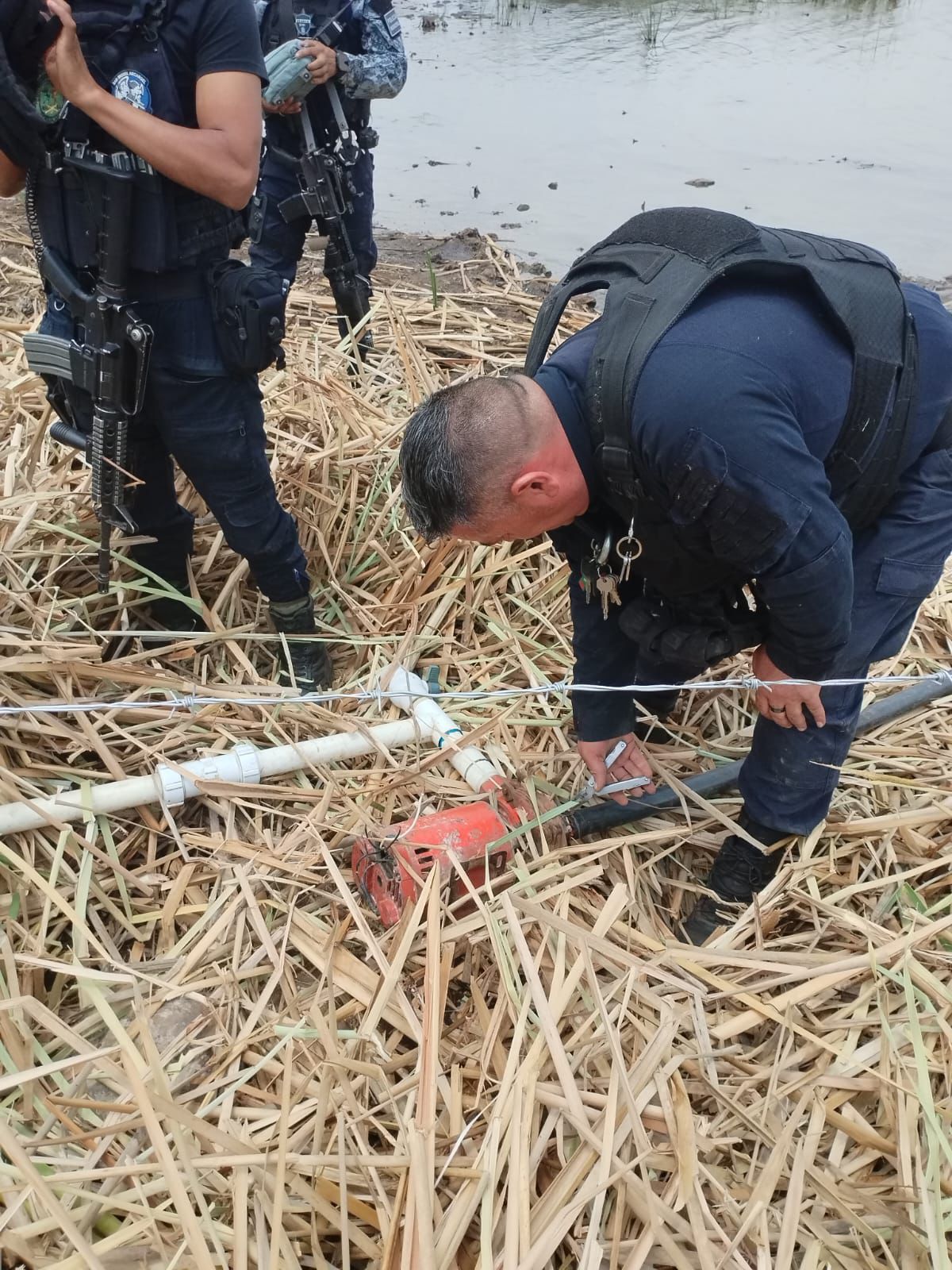 Guardia Civil clausura dos tomas ilegales de agua en el lago de Pátzcuaro