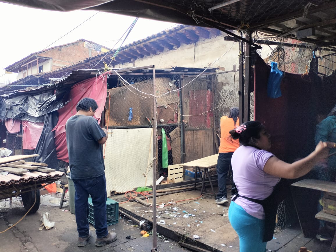 Retiran a comerciantes de la calle Codallos