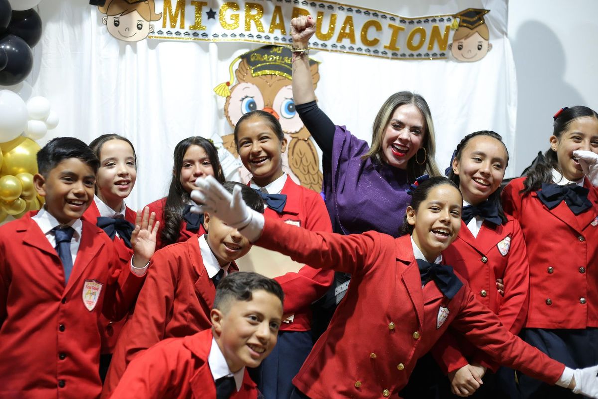 Samanta Flores como madrina de generación inspira a nuevos graduados con un mensaje de valores.