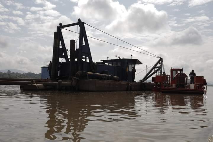 Más maquinaría para desazolvar al Lago de Pátzcuaro