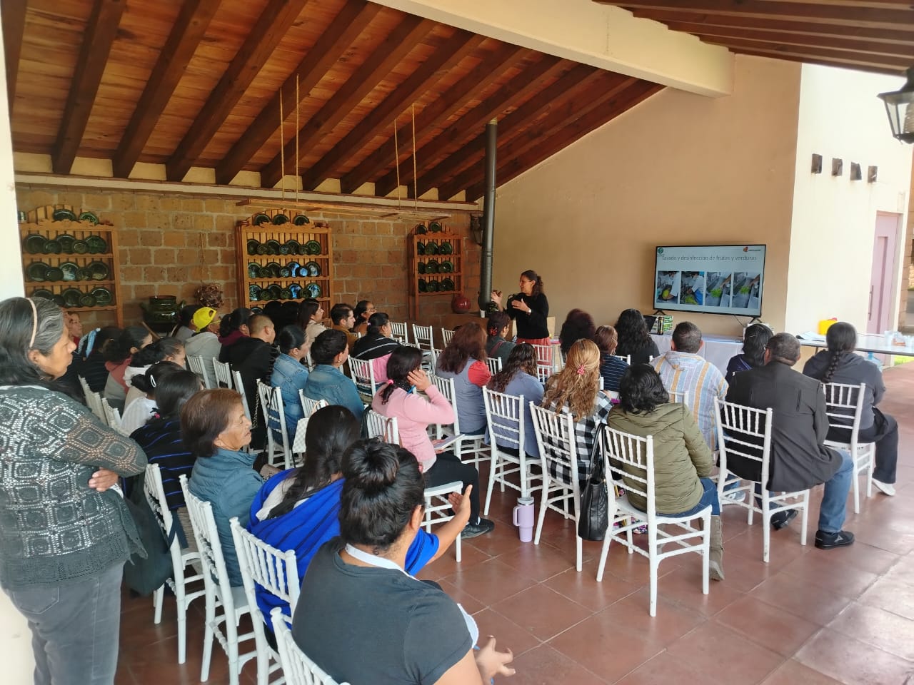 Capacita Sectur a comerciantes de Pátzcuaro en manejo de alimentos