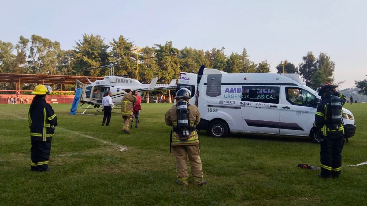 Atienden servicios de emergencia explosión de cohetes en cortejo fúnebre en Tacámbaro