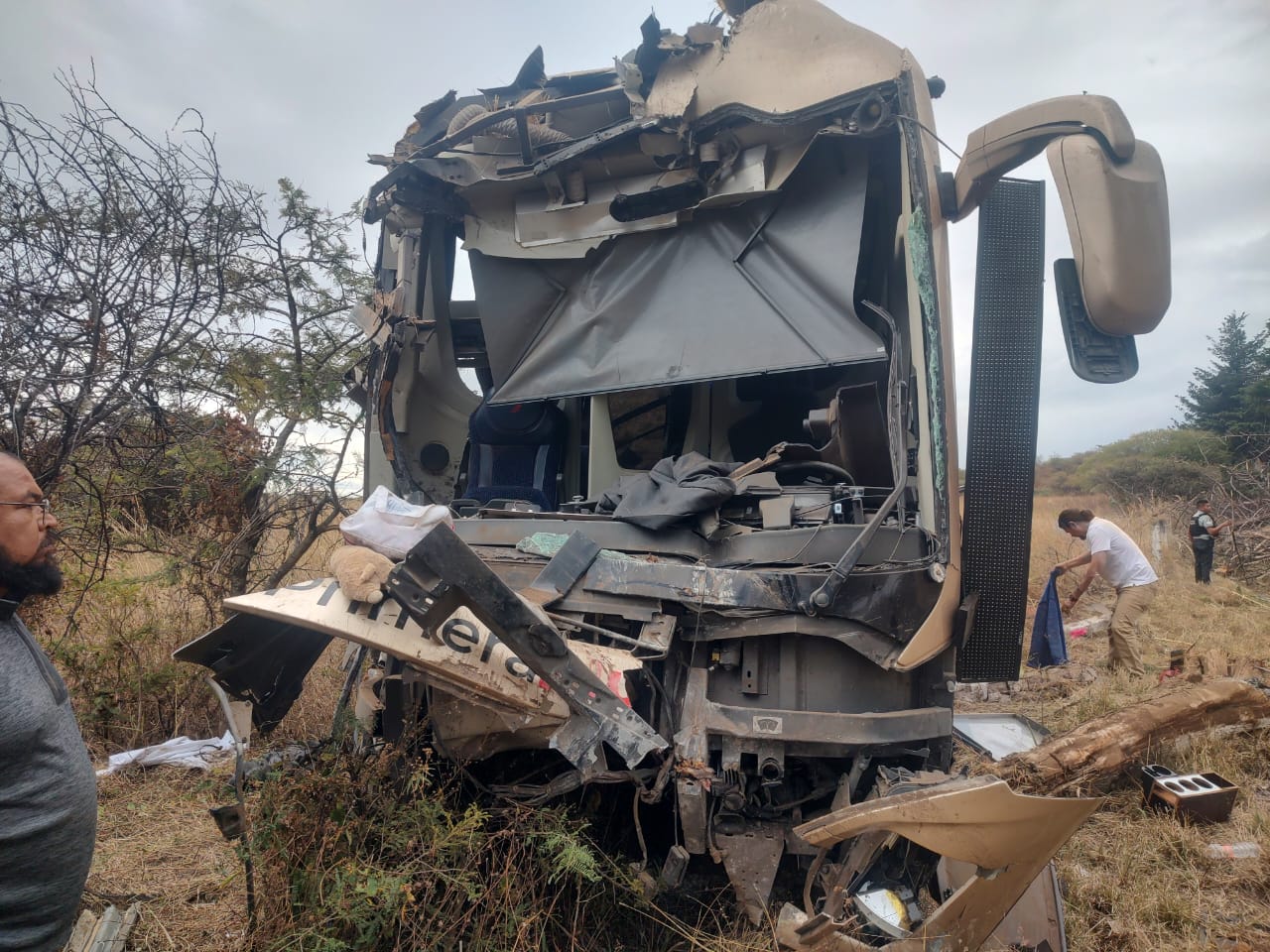 En accidente pierde la vida una persona y 14 más lesionados