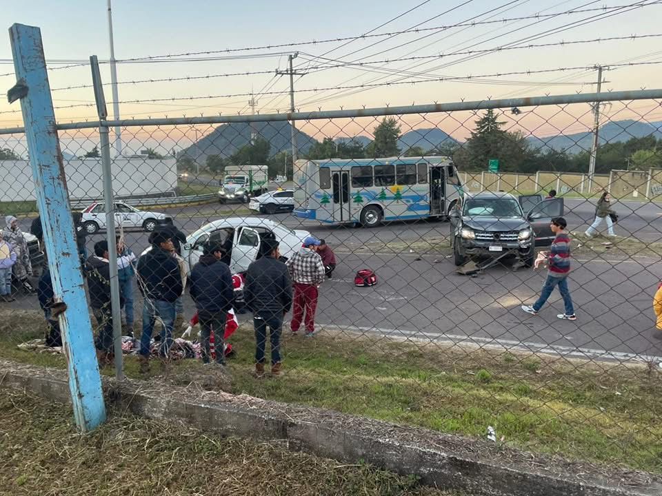 Choque entre camioneta y automóvil deja siete heridos