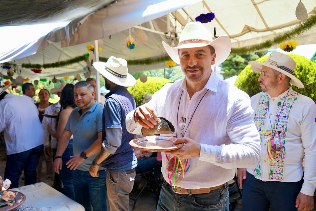 El diputado Toño Mendoza celebra la apertura de la Feria del Mole en Tupátaro, Huiramba