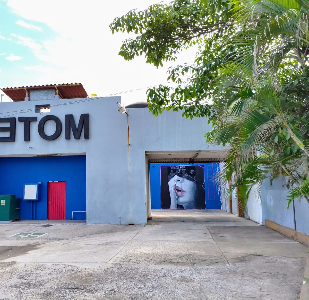 Apuñalan a un hombre dentro de un motel en Lázaro Cárdenas