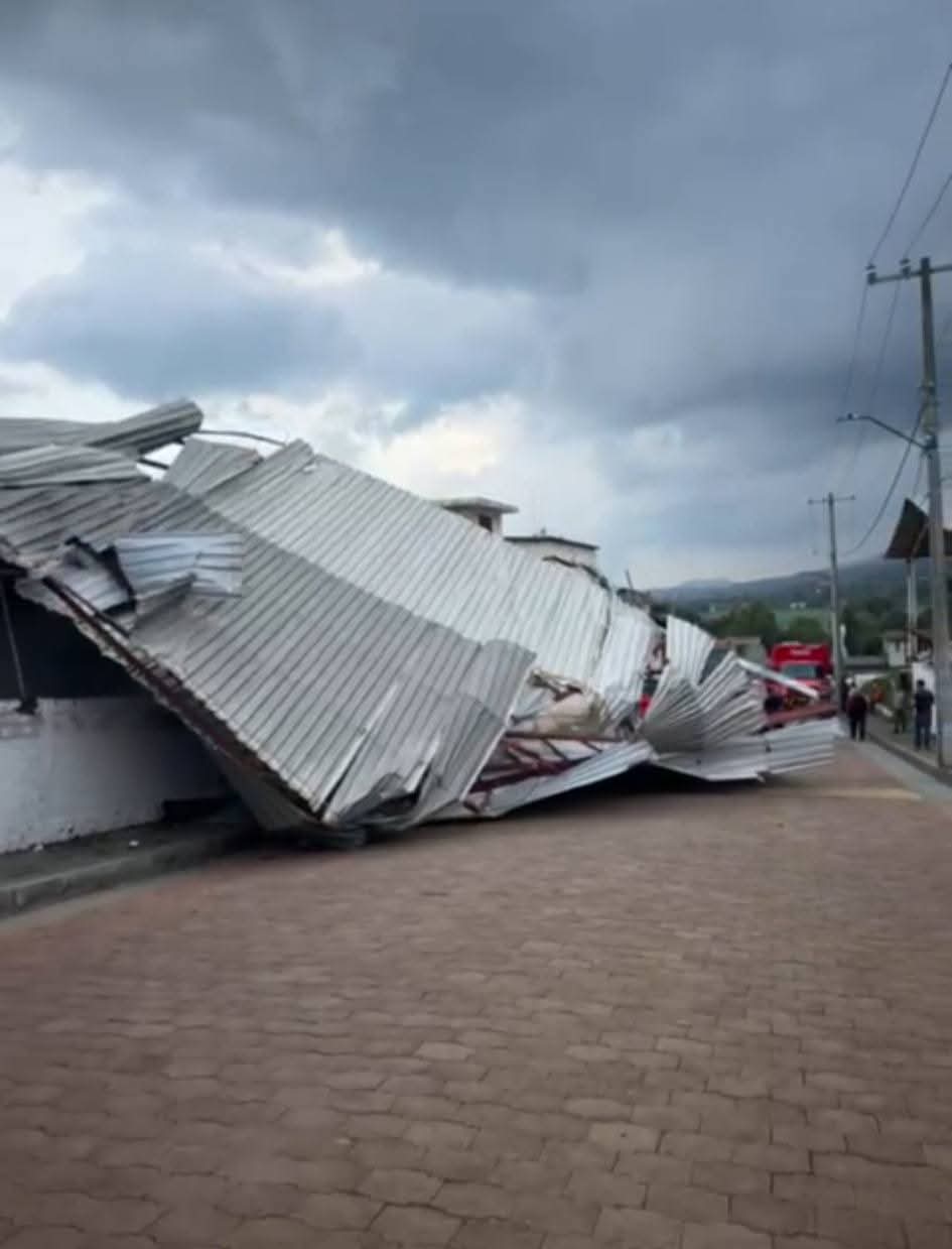 Torbellino afectó casas en Opopeo