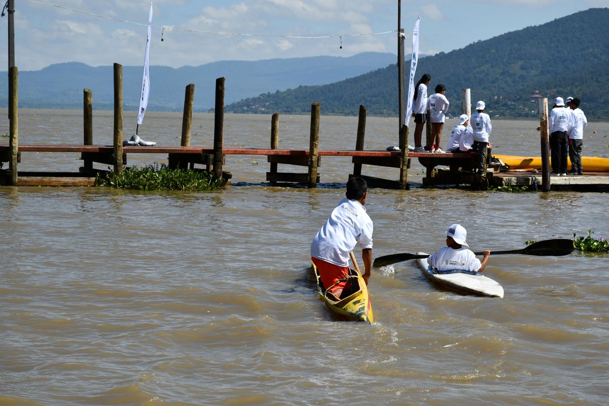 Reman por la paz en torneo de canotaje en la isla de Janitzio
