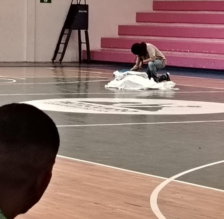 Jugando basquetbol, una persona perdió la vida en Pátzcuaro