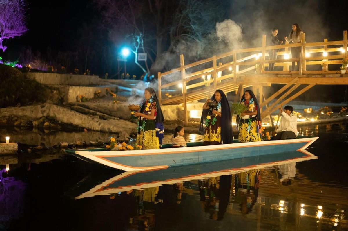 Urandén da inicio a la celebración de Noche de Muertos con la mágica iluminación de sus canales