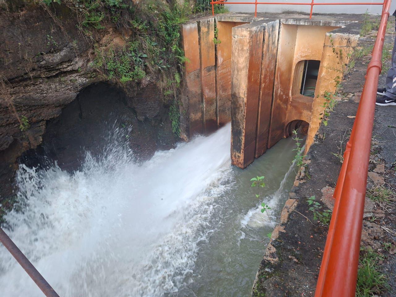 Conagua inicia desfogue controlado de la presa de Cointzio