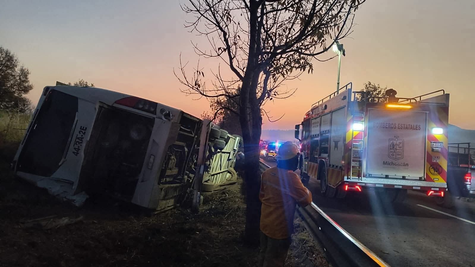 Autobús se accidenta a la altura de Tiripetio