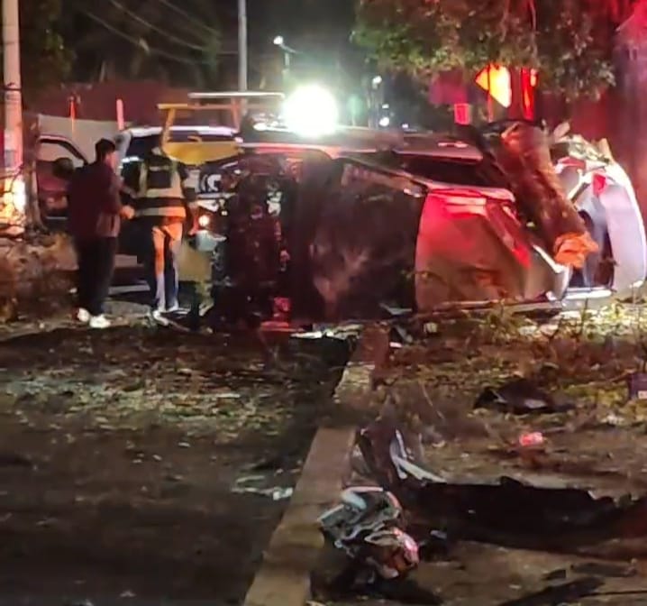 Accidente deja auto destrozado en Camelinas; habría al menos dos lesionados