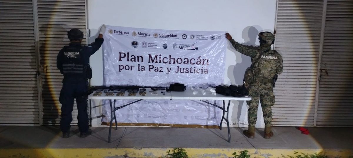 Chofer de camioneta huye y abandona armas de fuego y droga