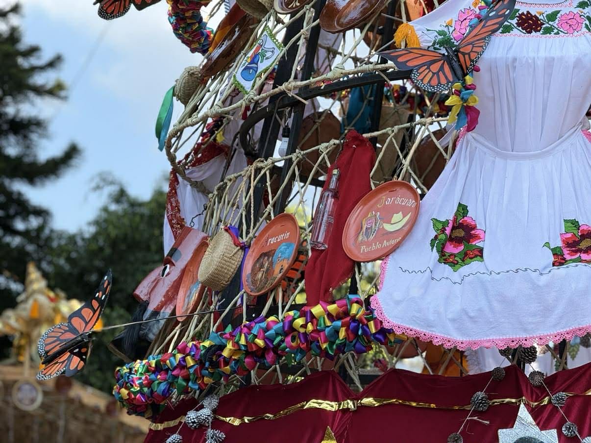 ¿Ya conoces el árbol navideño artesanal que embellece Erongarícuaro?