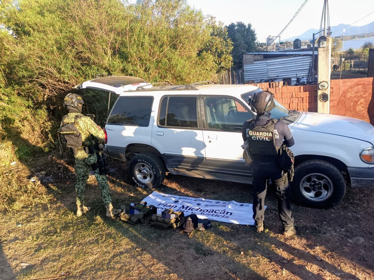 En operativo internacional aseguran equipo táctico, cargadores y cartuchos, ocultos en camioneta abandonada