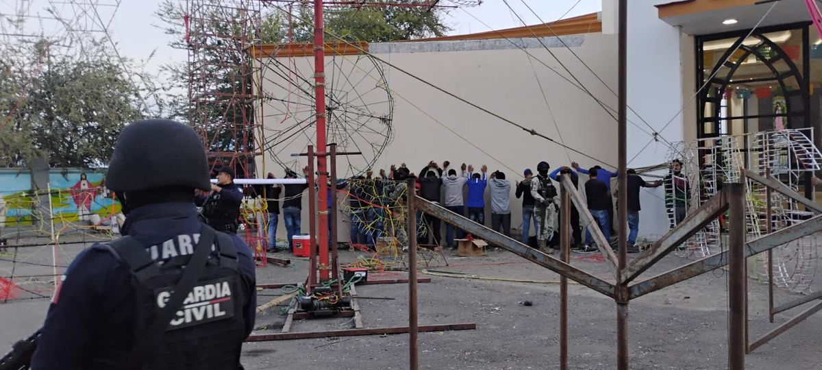 Durante fiesta patronal retiran castillo y lonas de grupo delincuencial
