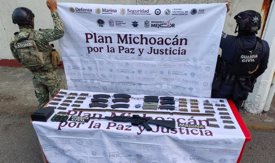 Aseguran vehículo con una metralleta, cartuchos, equipo táctico y granadas de fragmentación