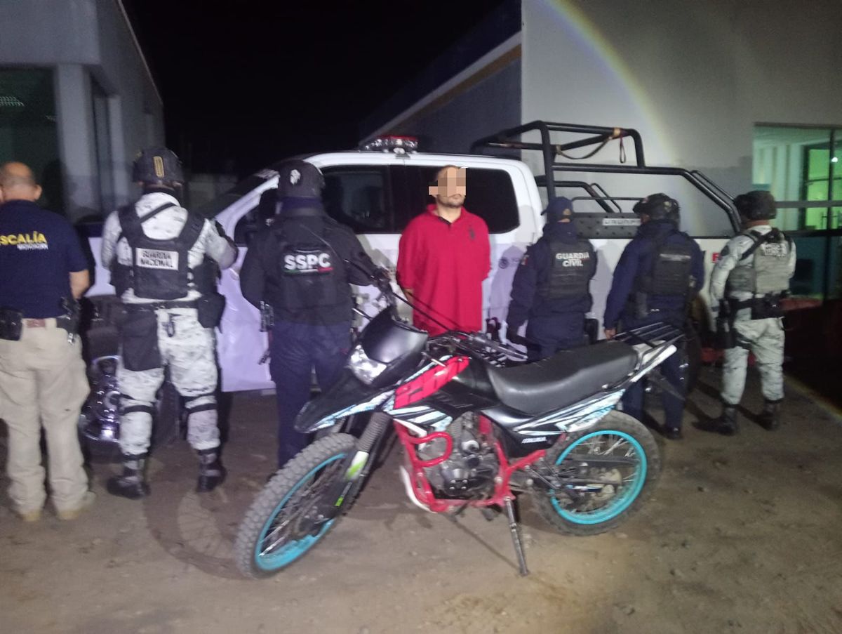 Detienen a hombre con motocicleta con reporte de robo