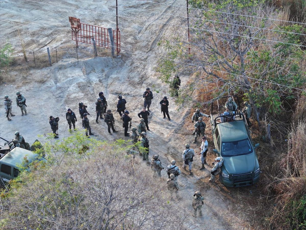 Dos hombres detenidos, armas, municiones, explosivos y equipo táctico, resultado de operativo interinstitucional