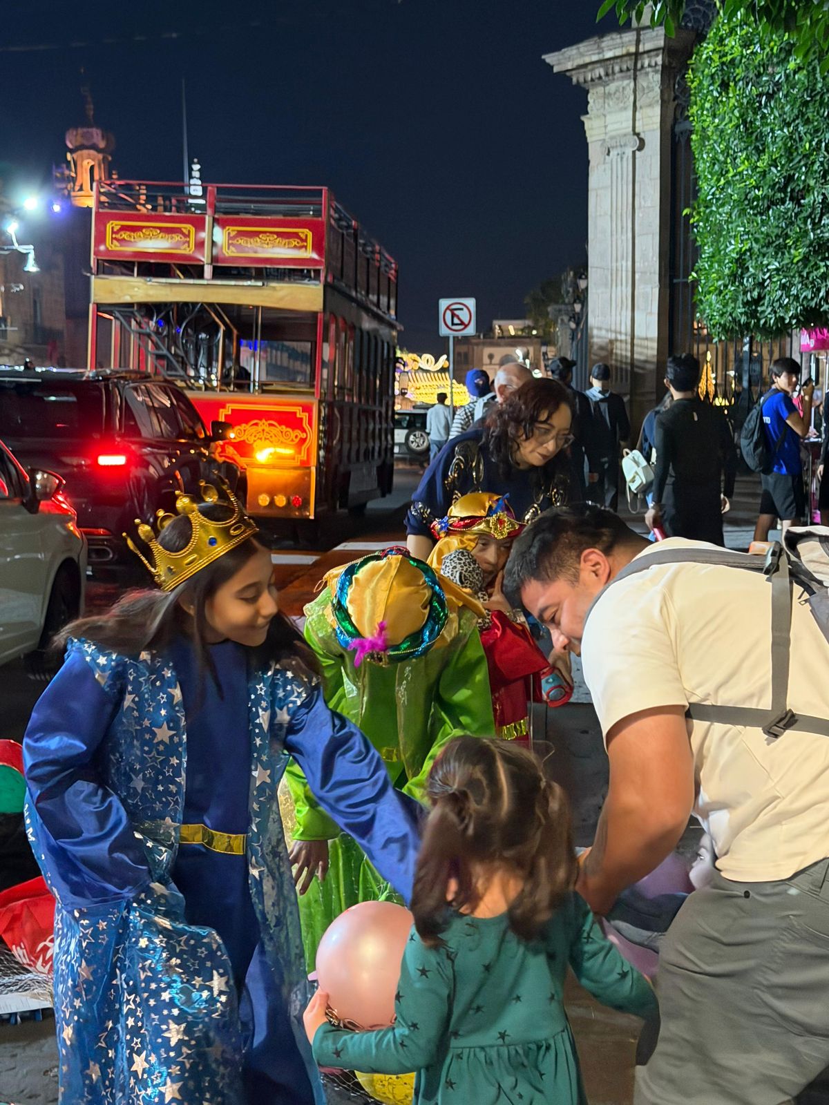 Tres mini “Reyes Magos” salieron a las calles de Morelia a regalar juguetes y sonrisas