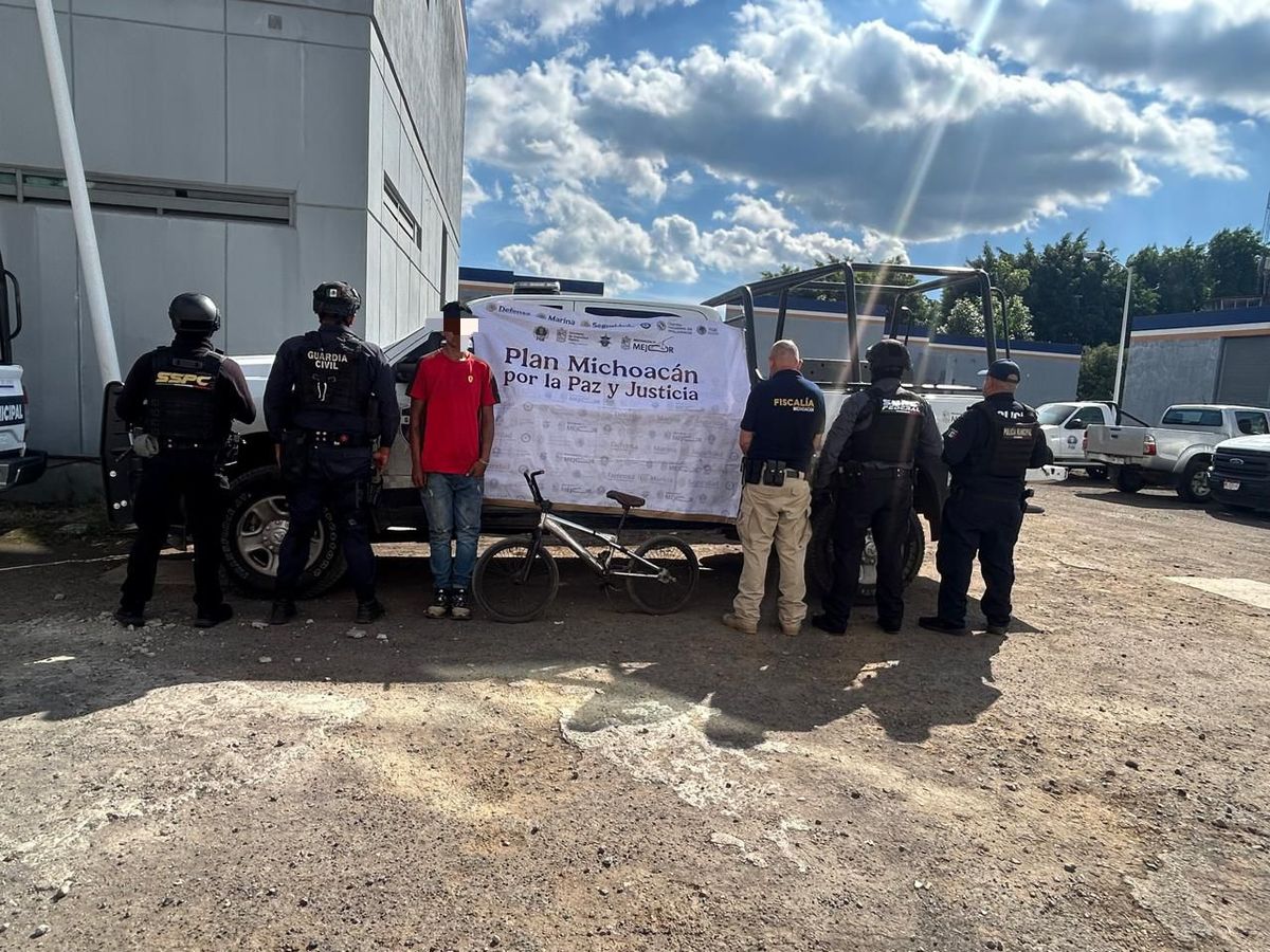 Asegura la Guardia Civil a dos hombres, dos vehículos robados y droga en Uruapan